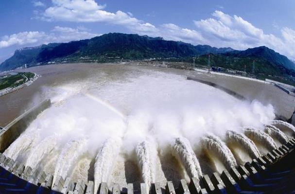 三峡大坝是中国在长江上游建设的一座巨型水利工程,它是世界上规模最